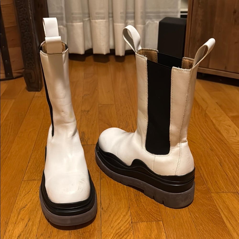 Stylish White and Black Women's Boots size 40 EUC
